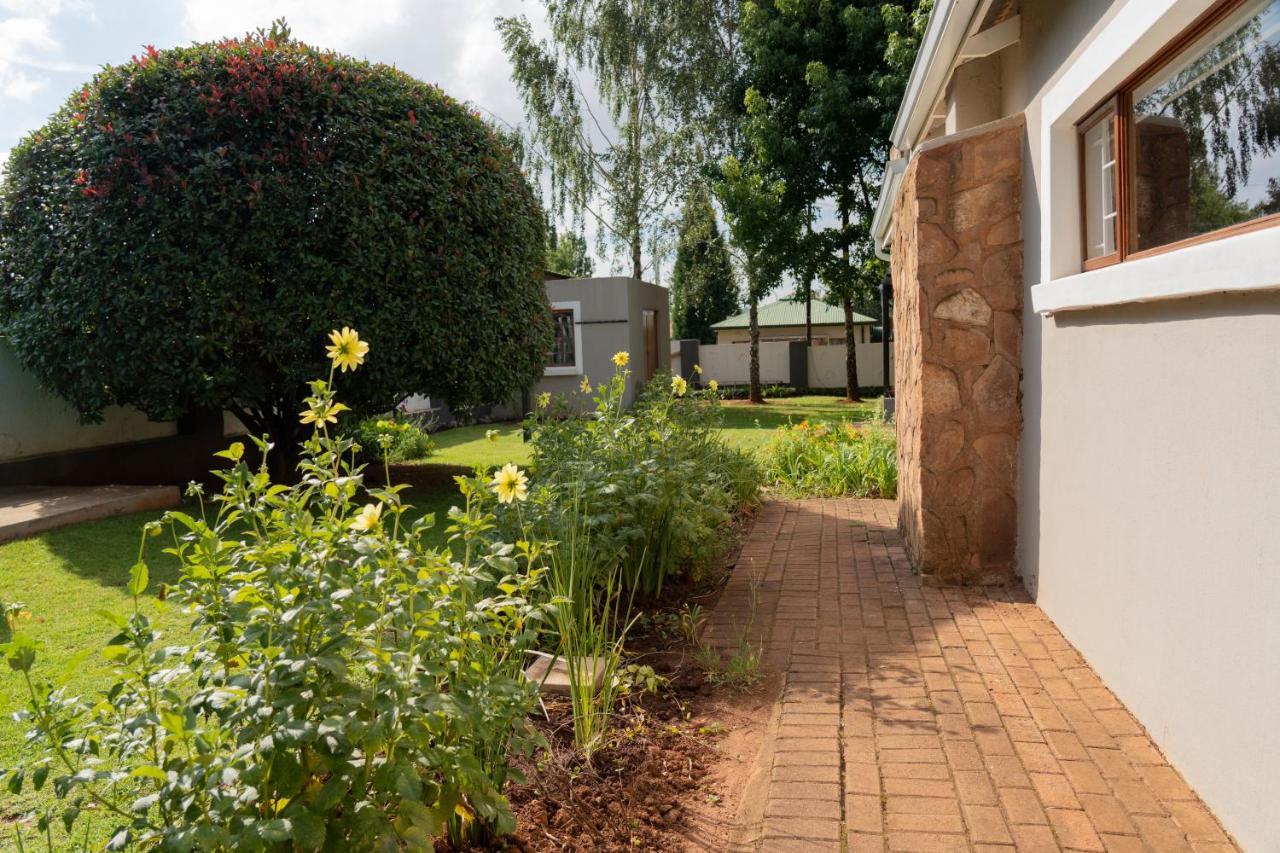 Rueby'S Guesthouse Dullstroom Exterior foto